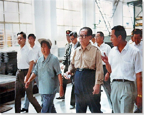 1992年8月13日，江澤民總書記視察公司所屬企業(yè)。江澤民總書記在視察了主要生產(chǎn)車間后異常興奮地表示：“沒到天水之前，還不知道這里有這么好的工廠！”，并欣然為公司題字留念。